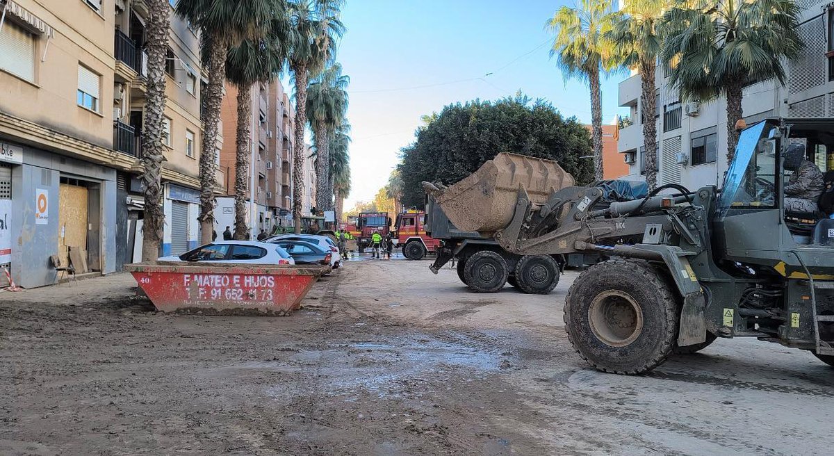 Defensagob's tweet photo. La maquinaria del #TercioArmada @Armada_esp comienza la semana ayudando en #Catarroja, donde sigue apoyando a los afectados por la #DANA, trabajando sin descanso para extraer lodo de los garajes. https://t.co/gGlF832vxe