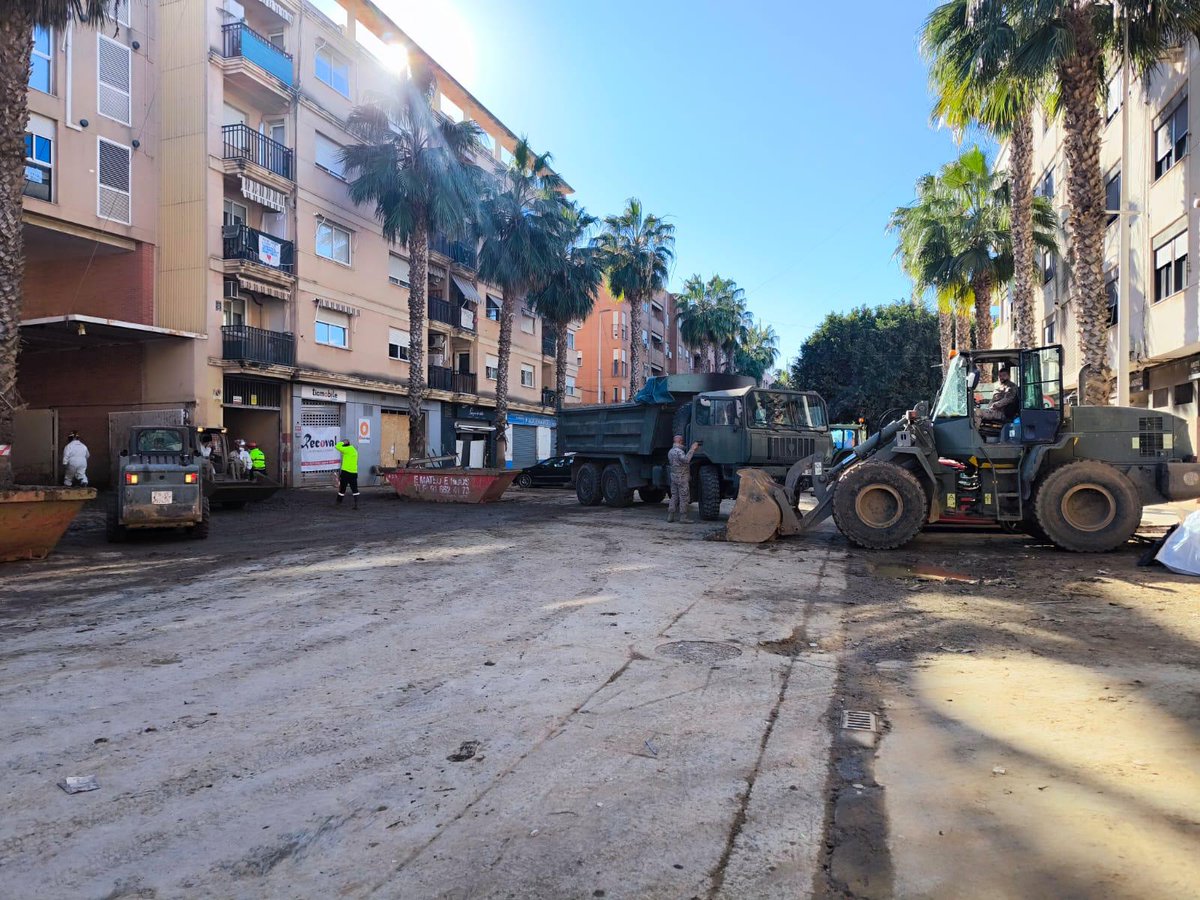 Defensagob's tweet photo. La maquinaria del #TercioArmada @Armada_esp comienza la semana ayudando en #Catarroja, donde sigue apoyando a los afectados por la #DANA, trabajando sin descanso para extraer lodo de los garajes. https://t.co/gGlF832vxe