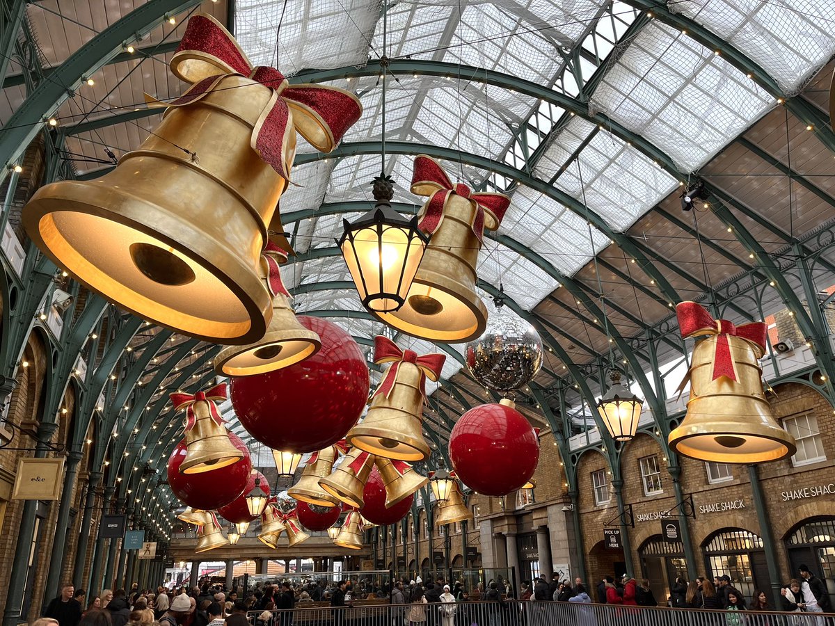 AlanFromLondon's tweet photo. Covent Garden is surely THE most Christmassy place in all of London. The Market Building is decorated with 40 massive bells. 🎄🎁🔔 #CoventGarden https://t.co/qJtTFwTFO2