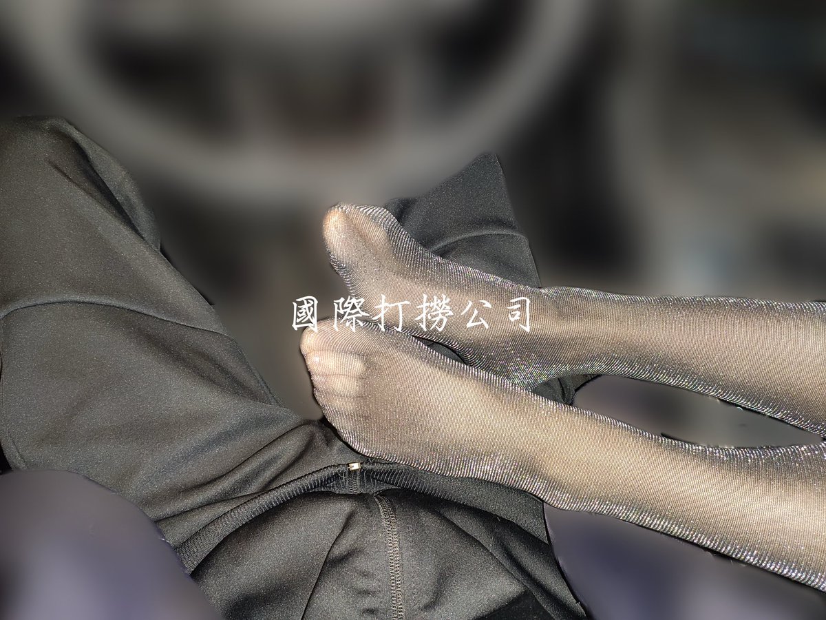gjdlgs's tweet photo. 越来越冷，假期出门玩只能缩车里🦶👄

#女友 #丝袜 #淫妻 #反差婊 #浓妆 #油脸 https://t.co/2qtumO241c