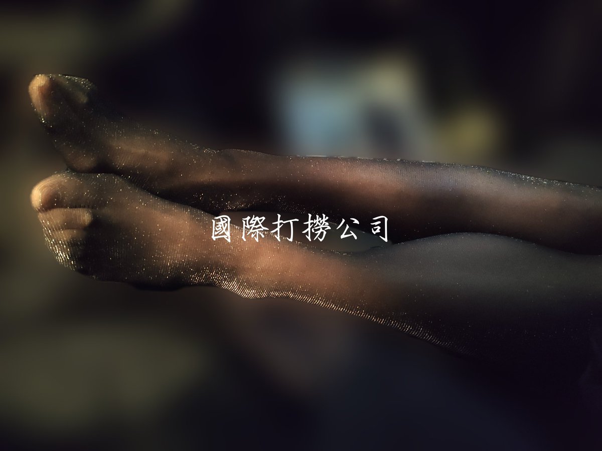 gjdlgs's tweet photo. 越来越冷，假期出门玩只能缩车里🦶👄

#女友 #丝袜 #淫妻 #反差婊 #浓妆 #油脸 https://t.co/2qtumO241c