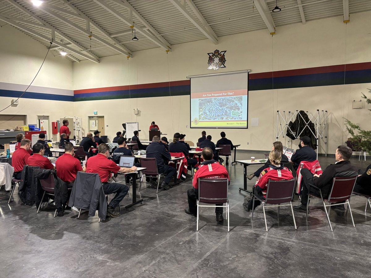 NanaimoFire's tweet photo. Today we are hosting a Wildfire Firefighting course called “Responding to the Interface” to further our capacity to fight the Wildfire threat.  We will be conducting our field exercises over the next few days. We are joined by @BCGovFireInfo  @IAFF905 @cityofnanaimo https://t.co/sX2Q1SFVdr