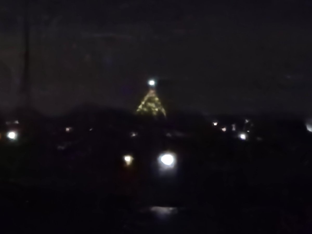 MeteoBleiswijk's tweet photo. Vanavond was het eindelijk weer eens helder. En wel zodanig dat ik de hoogste kerstboom van Nederland vanuit Bleiswijk kan zien. Foto gemaakt met mobiel uit losse pols 😀 https://t.co/3wRiG5vGv7