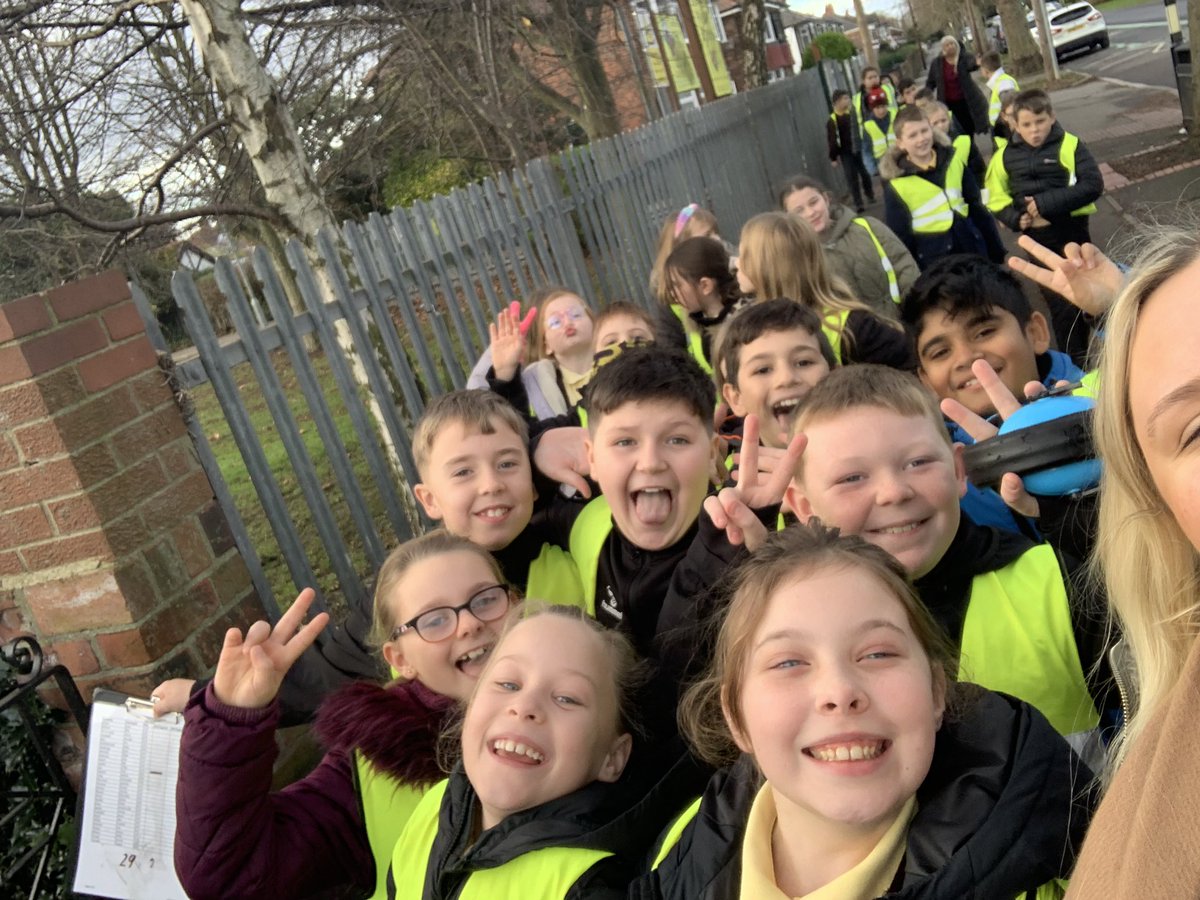 EastfieldPSHull's tweet photo. #5CO enjoyed their trip to St Martinsโs Church today to explore the Christmas Story! #epsre https://t.co/UUZd5M1qrv