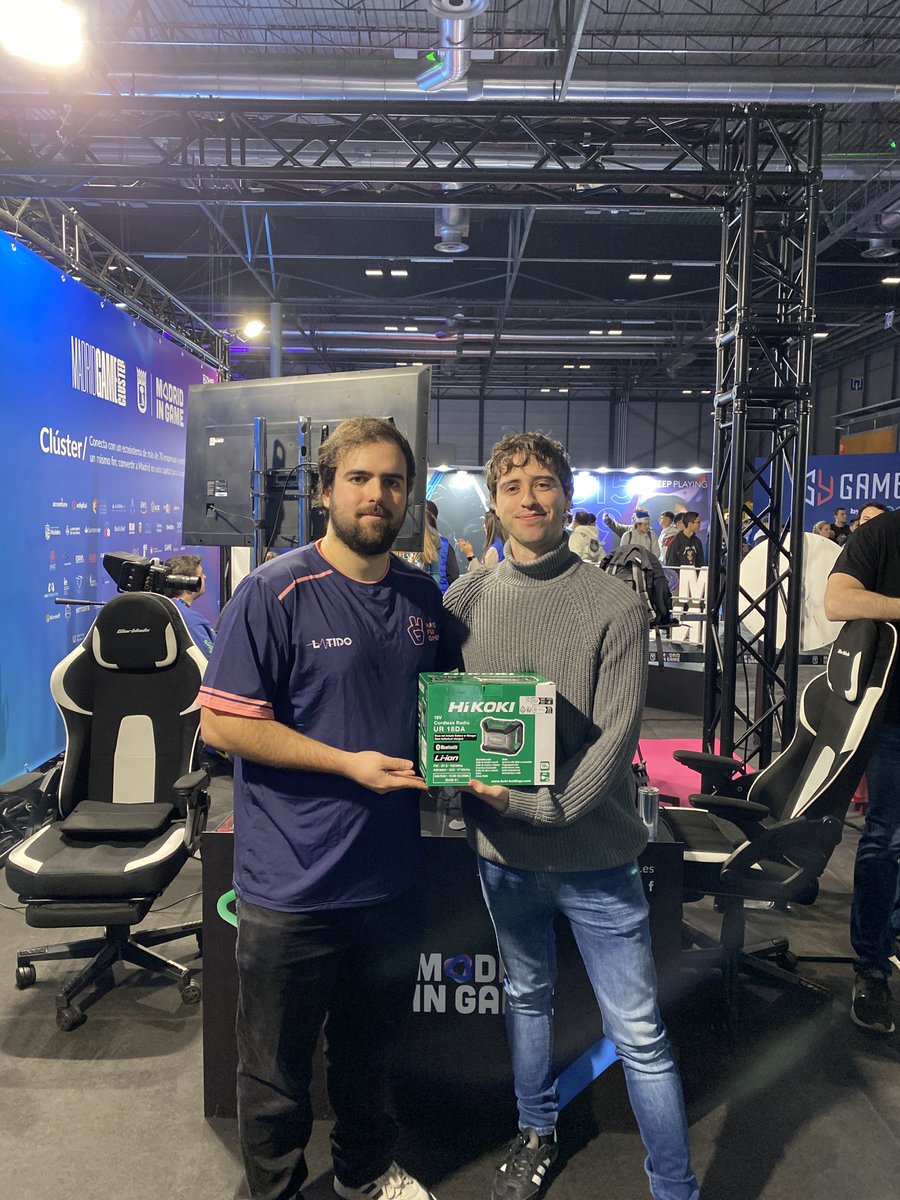 ¿Y que premios ganaron los participantes? 🎁

Gracias a <a href="/CougarGaming_es/">COUGAR Gaming España</a> tuvimos unos teclados espectaculares para los finalistas y gracias a @Metabotools y <a href="/HiKOKIToolsES/">HiKOKI Power Tools Ibérica S.A.</a> las radio para el campeón y el concurso del público

🥇@Jiga_RL 
🥈<a href="/Alex_bi13/">TH Alexbi</a> 

#Demolition1vs1