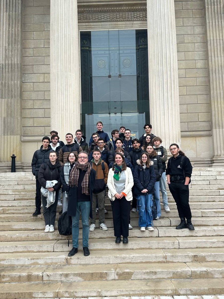 laernoes's tweet photo. 🏛Très heureuse d'avoir pu accueillir ce midi les élèves du Lycée La Joliverie de Saint-Sebastien-sur-Loire à l'@AssembleeNat et d'avoir pu répondre à leurs questions dans ce contexte troublé pour notre démocratie. https://t.co/hk6SZ5mPDo