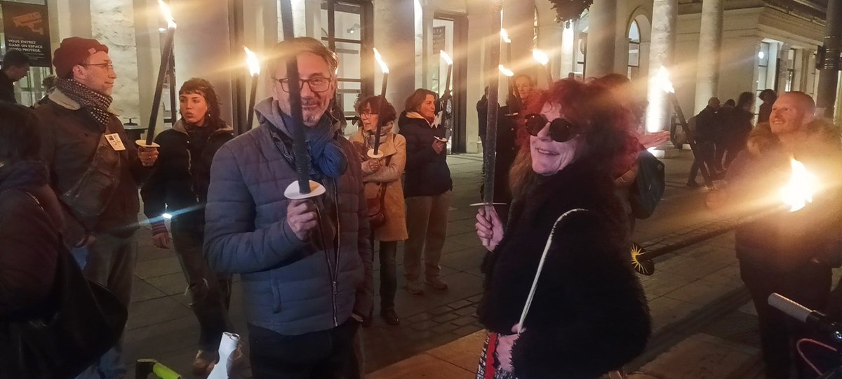 Manifestation aux flambeaux à #Montpellier Mettre en lumière les services publics