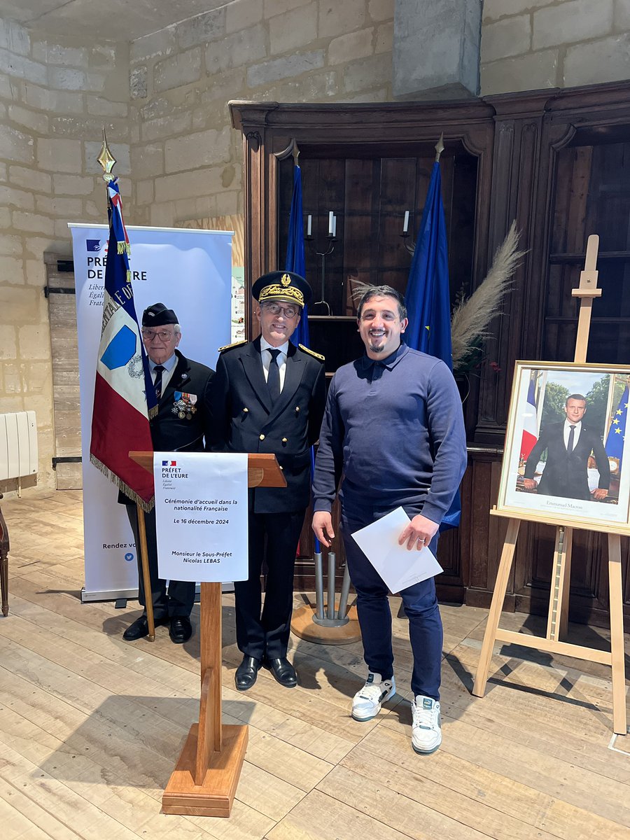 Prefet27's tweet photo. #Citoyenneté | C’est dans le 1er château Renaissance de France, à Gaillon, dans l’#Eure, que 24 citoyens ont reçu leur décret de naturalisation.

Ils ont été touchés par le témoignage de Mme Dahman, venue de Syrie, reconnaissante « d’appartenir désormais à cette belle Nation »🇫🇷 https://t.co/AHZR1DinF2