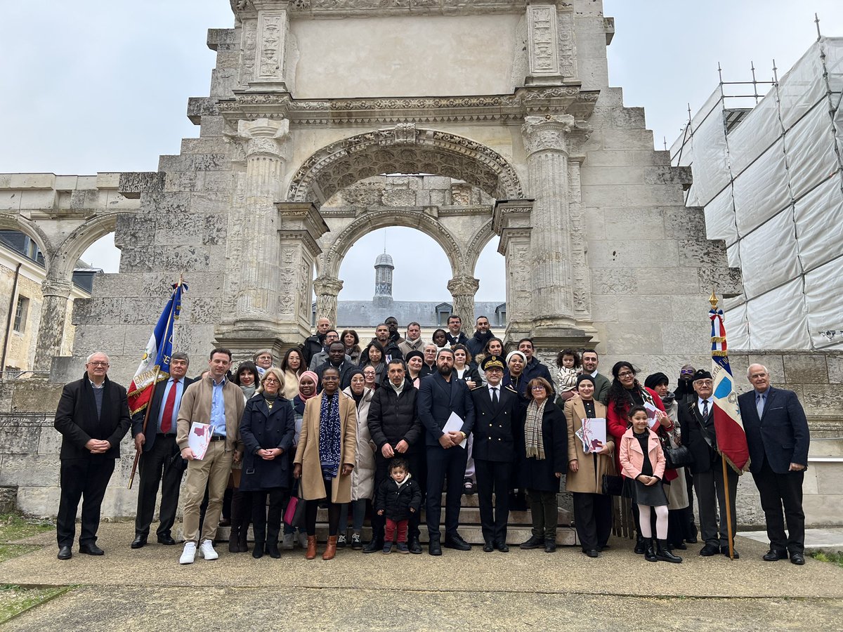 Prefet27's tweet photo. #Citoyenneté | C’est dans le 1er château Renaissance de France, à Gaillon, dans l’#Eure, que 24 citoyens ont reçu leur décret de naturalisation.

Ils ont été touchés par le témoignage de Mme Dahman, venue de Syrie, reconnaissante « d’appartenir désormais à cette belle Nation »🇫🇷 https://t.co/AHZR1DinF2