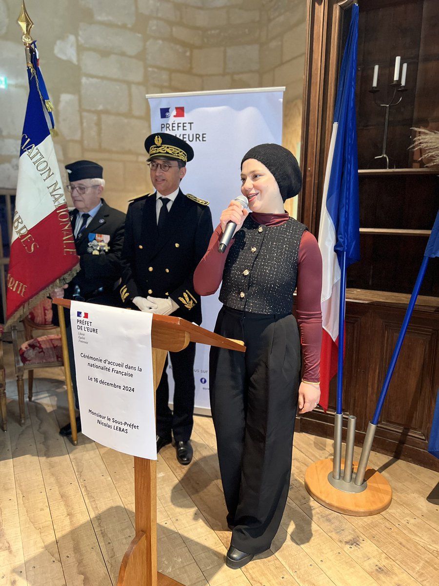 Prefet27's tweet photo. #Citoyenneté | C’est dans le 1er château Renaissance de France, à Gaillon, dans l’#Eure, que 24 citoyens ont reçu leur décret de naturalisation.

Ils ont été touchés par le témoignage de Mme Dahman, venue de Syrie, reconnaissante « d’appartenir désormais à cette belle Nation »🇫🇷 https://t.co/AHZR1DinF2