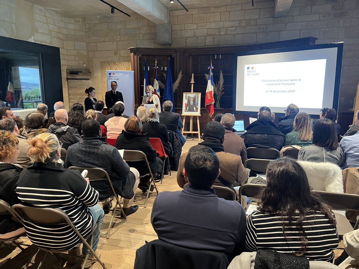 Prefet27's tweet photo. #Citoyenneté | C’est dans le 1er château Renaissance de France, à Gaillon, dans l’#Eure, que 24 citoyens ont reçu leur décret de naturalisation.

Ils ont été touchés par le témoignage de Mme Dahman, venue de Syrie, reconnaissante « d’appartenir désormais à cette belle Nation »🇫🇷 https://t.co/AHZR1DinF2