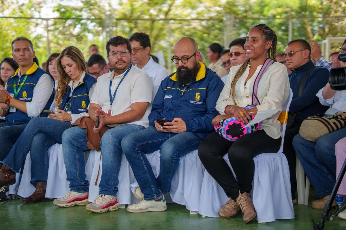 LuisAlfonsoEsc's tweet photo. Aponte representa resiliencia y esperanza para #Nariño.

Hoy, desde el casco urbano de El Tablón de Gómez, saldamos una deuda histórica con esta comunidad, que durante 10 años ha esperado justicia y soluciones reales tras la tragedia que marcó su historia.

Este ejercicio de rendición de cuentas es un acto de reconocimiento para un pueblo que, con liderazgo y voluntad, decidió sustituir voluntariamente los cultivos ilícitos por proyectos sostenibles, convirtiéndose en un ejemplo de construcción de paz para todo el país.

Rendir cuentas no solo es un mandato de ley, es nuestro compromiso con la verdad y con las comunidades que nos inspiran a transformar vidas. 🌿💪🏾 

¡#NariñoRindeCuentas!