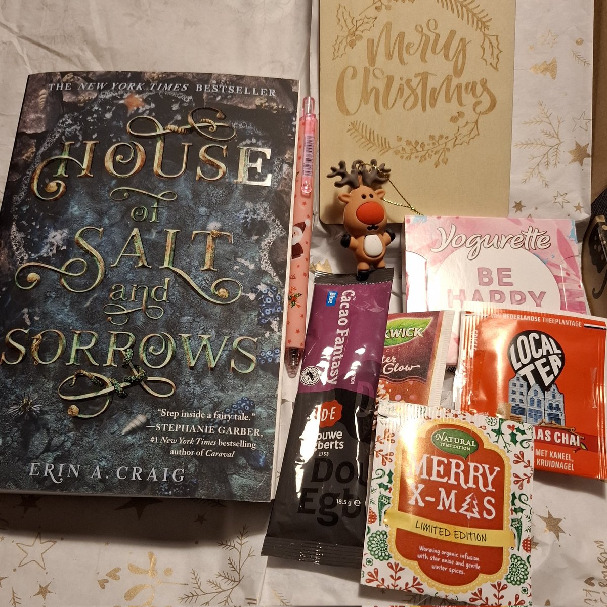 justme_1981's tweet photo. Thuiskomen en een #TwitterBookmas pakje aan je achterdeur vinden, dat is leuk ❤️
Dank je wel, Anja uit Emmen (vind niet direct je handle). Ik ga nog een paar dagen werken, en dan heerlijk onderduiken in de wereld van Highmoor 📖🫖🍬 https://t.co/tWU689iMYB
