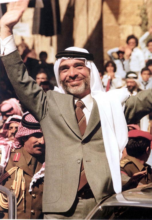 wana_visualss's tweet photo. King Hussein of Jordan walks out of his convoy in Amman amidst the crowds gathered to greet him https://t.co/TZPchkRTBj