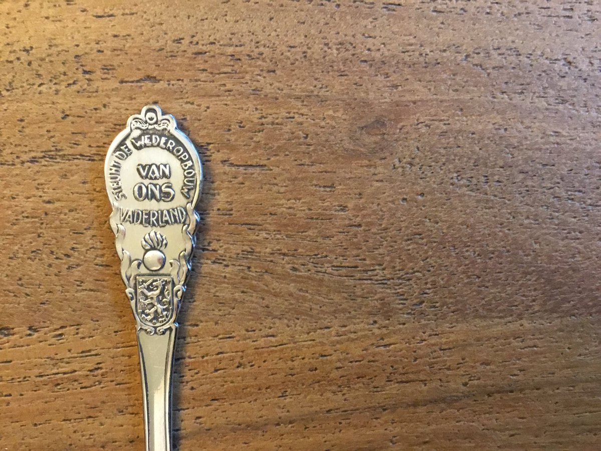 #koffielepeltje

“Steun de wederopbouw van ons vaderland”, dat snap ik.
“Mei 1940” , dat snap ik dan weer niet. 

Iemand ?