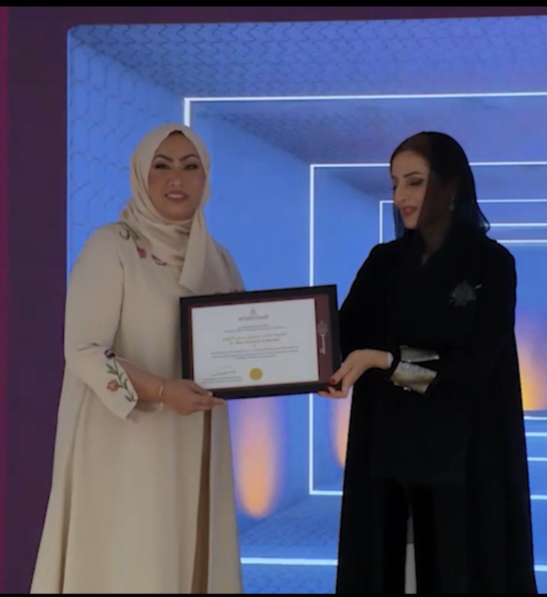 EduGovSbt3504's tweet photo. أجمل التهاني القلبية لـ د.هبة البلوشية مديرة المدرسة بمناسبة تخرّجها من الأكاديمية السلطانية ضمن برنامج تسمو برعاية السيدة الجليلة حرم جلالة السلطان هيثم
فخر كبير أن تكون ضمن 50 شخصية نسائية عمانية متميزة
 نتمنى لها دوام التوفيق والنجاح
#تعلم_مستدام
 #تمكين_المرأة #برنامج_تسمو https://t.co/GA6fQtOFzG