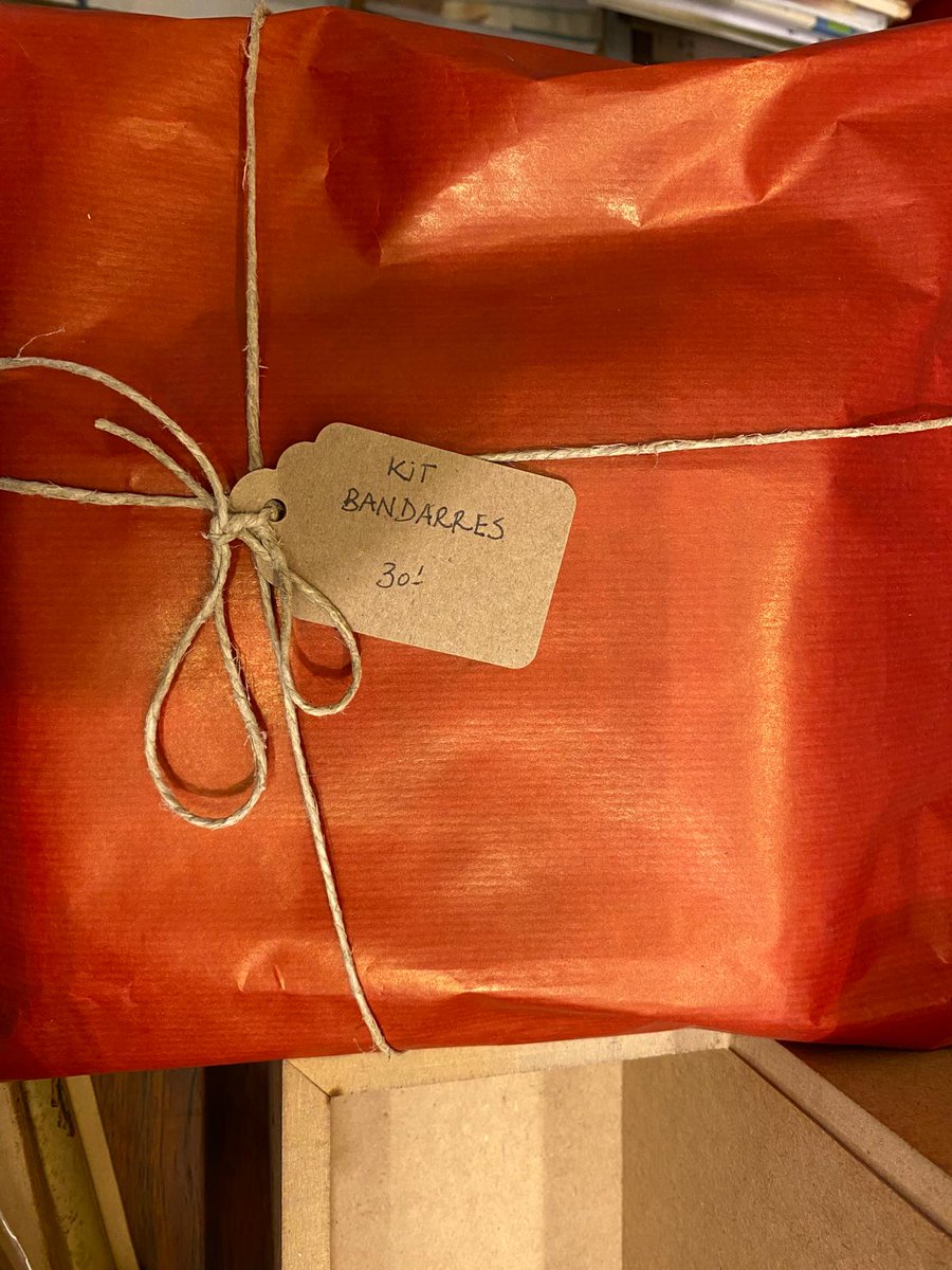 Si voleu fer regalets, autorregals, amics invisibles originals, simpàtics i ajudar-nos a <a href="/santjordillibre/">llibreriasantjordi</a>, hem preparats paquets sorpresa estupendos amb molt de carinyo ❤ Llibreria Sant Jordi