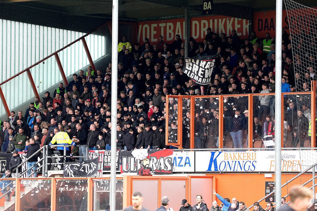 En weer een leeg uitvak…

AZ moet het op 11 januari 2025 tegen PSV opnemen zonder de steun van de supporters. Het uitvak bij PSV - AZ blijft leeg. Dat heeft de KNVB besloten vanwege het afsteken van vuurwerk tijdens Feyenoord - AZ.