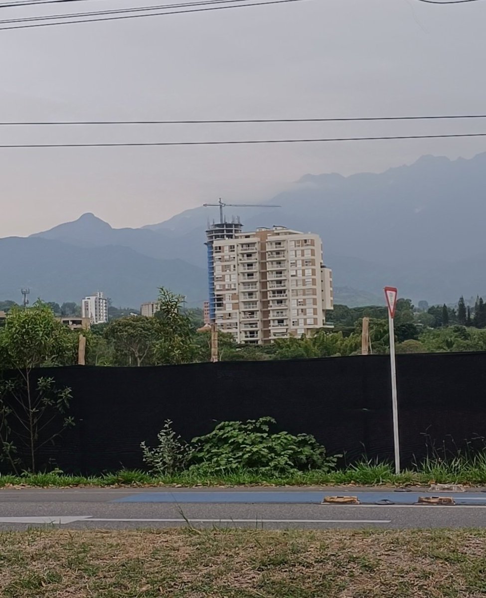 Juanpero82's tweet photo. @Noti90Minutos Y así nos están tapando los farallones. A los caleños la mafia de las constructoras, edificios de 30 pisos no dejan ver lo más emblemático que tiene cali, además de afectar la privacidad de los habitantes de la zona. @alejoeder @AlcaldiaDeCali @ConcejoCali https://t.co/v1Sj8u2gi1
