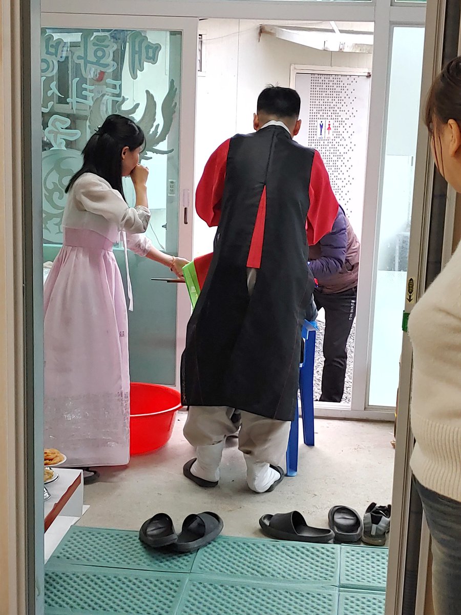 LHM1973's tweet photo. 동생 첫굿 축하해 ^^*
사진을 많이 못찍어 줘서 ㅠ.ㅠ
신어머니 제자분이 찍어주는걸로 알고
방해가 될까봐 가만 있었더니 
아쉬워 하네요 https://t.co/zX6htgjHHc