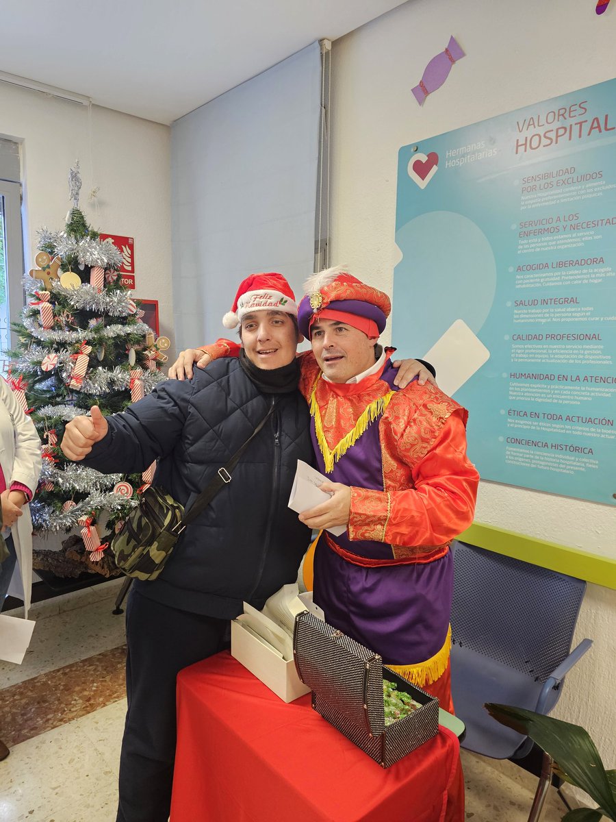 HospitalariasMG's tweet photo. ✨️ Con este cariño e ilusión reciben nuestros usuarios y usuarias esta visita tan especial...¡El Paje Real!✨️
Ha llegado desde oriente cargado de magia y dispuesto a recoger todas las cartas escritas para entregarla a los Reyes Magos.
#pajereal #reyesmagos https://t.co/t41nhKyFA4