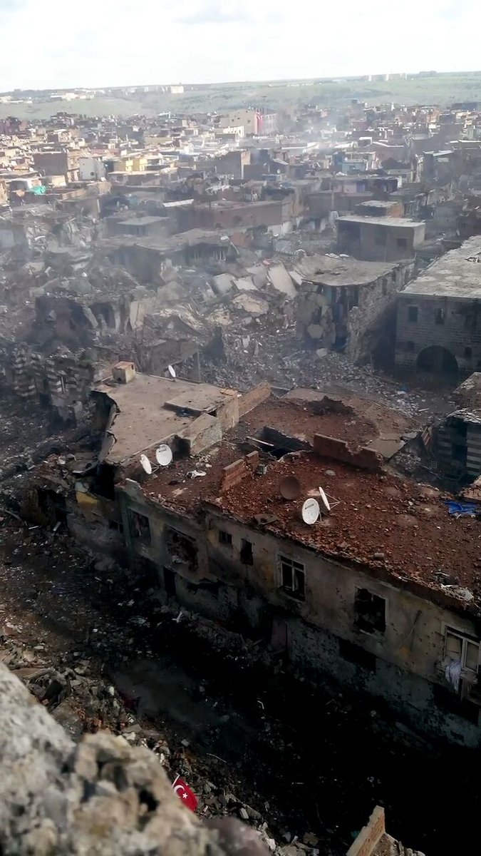 Her sokağın ölüm kustuğu bir yerde sokak başına el atılması ve apartmanın kontrol edilmesi gerekiyordu. Özel Kuvvet Taburu bir apartmana girdi her tim bir katı temizleyerek dört katı da kontrol altına aldılar. Bu binanın en üst katına MK 19 kurulması gerekiyordu.