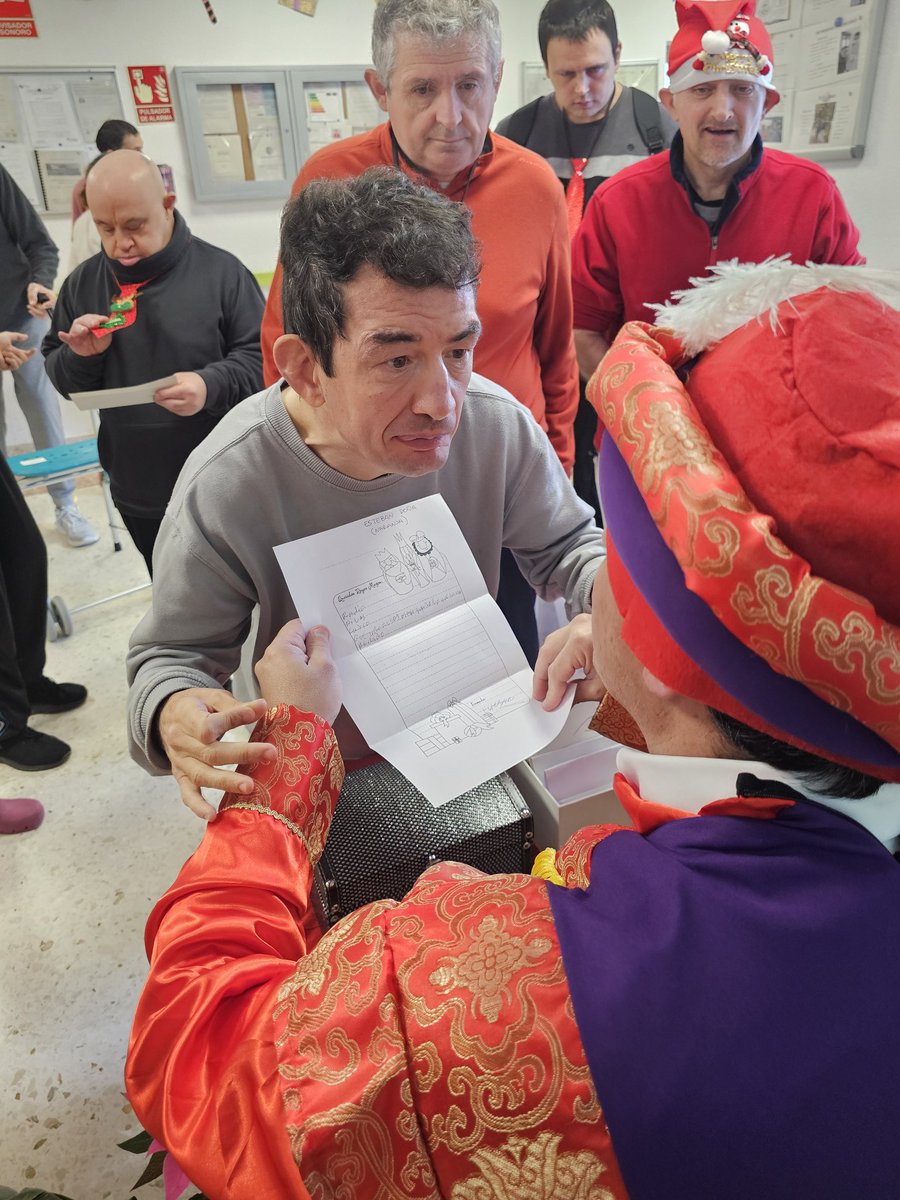 HospitalariasMG's tweet photo. ✨️ Con este cariño e ilusión reciben nuestros usuarios y usuarias esta visita tan especial...¡El Paje Real!✨️
Ha llegado desde oriente cargado de magia y dispuesto a recoger todas las cartas escritas para entregarla a los Reyes Magos.
#pajereal #reyesmagos https://t.co/t41nhKyFA4