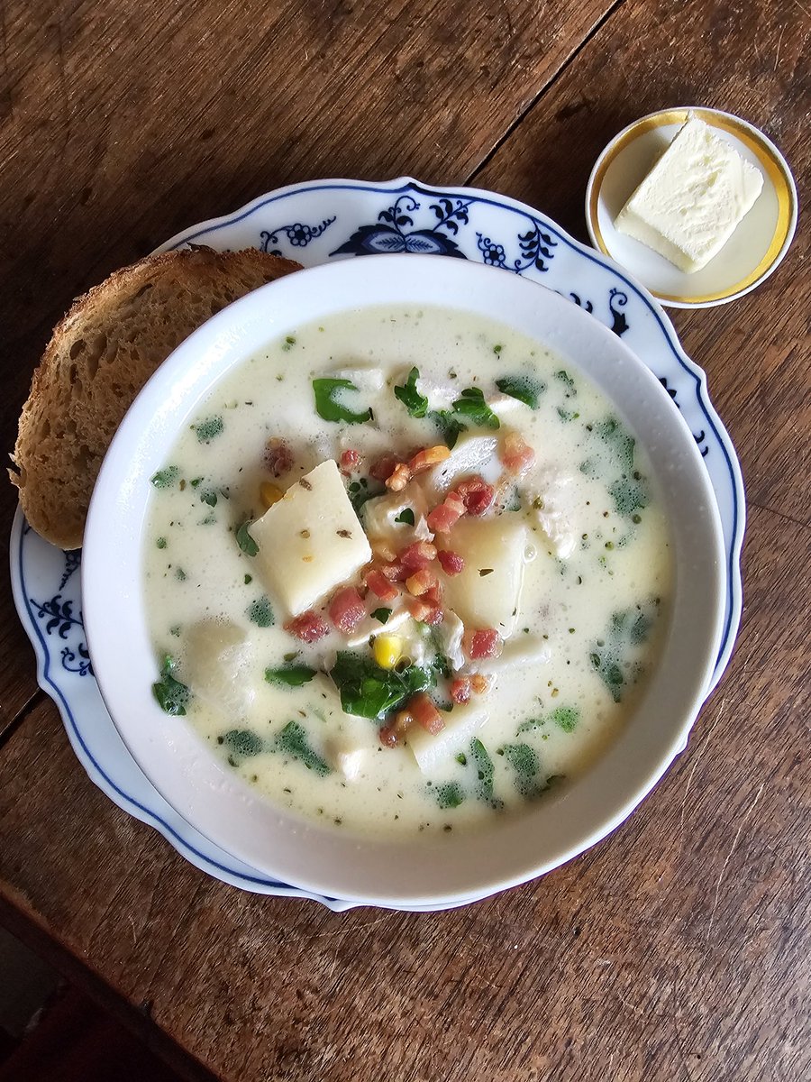 Titmousie2's tweet photo. Old fashioned #haddockchowder
#chowdah

garnished with #pancetta 
and served with rosemary olive oil toast 🥰 https://t.co/bjNYxo6E7v
