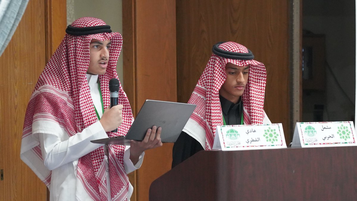 ضمن برامج مدارس الظهران الأهلية المتميزة انعقد في دورته الثانية برنامج محاكاة مجلس الشورى السعودي، حيث ناقش طلابنا المشاركين قضية أثر الذكاء الاصطناعي في التنمية المستدامة ضمن رؤية 2030.
يعزز هذا البرنامج مهارات الحوار والتفكير الناقد لدى الشباب، ويساهم في إعداد قادة المستقبل.✨
