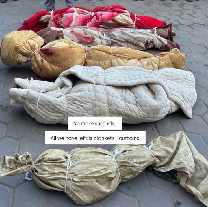 هكذا الشهيد يُكفَّن في قطاع غزة 
لا أكفان في جنوب ووسط وشمال غزة
