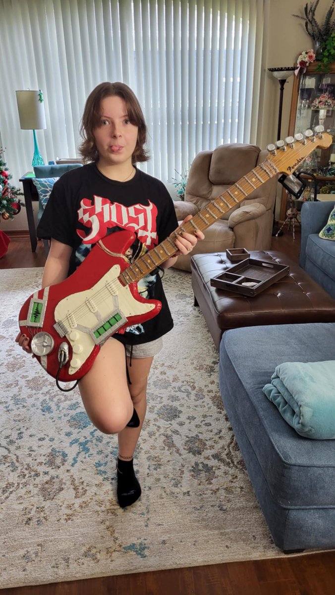 AMRADIO_13's tweet image. After 90+ hours, it's finally done. From cardboard, glue, and a myriad of other junk, I bring you the Sally Face Necro Guitar. This was an absolute dream project for me as I've wanted to make this for 7 years. we had some bumps in the road, but we did it, gang🤘 @PortableMoose