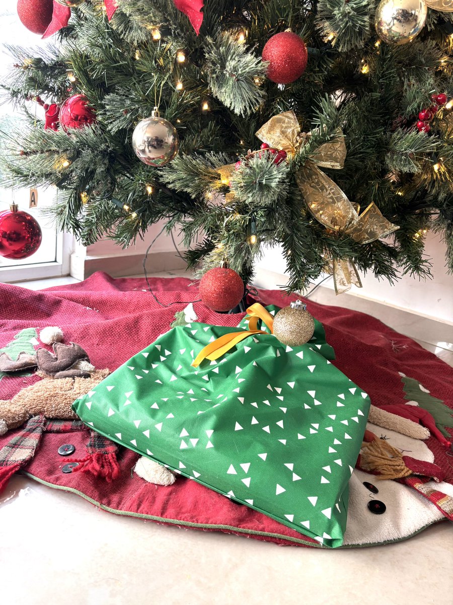 La Navidad pasada pusimos bajo el árbol un regalo para nuestro bebé, lo envolvimos con muchísima ilusión y le escribimos un mensajito
Esta Navidad la vamos a pasar contando el tiempo en semanas ♥️🥹
Quiero animarlas a todas a que lo hagan, la magia existe 🌟🎄🎁  #infertilpandy