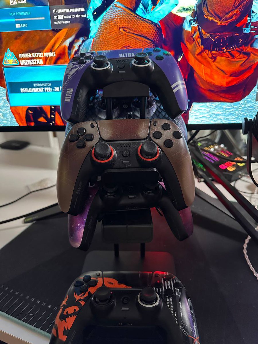 Hey guys, Christmas is coming and I have a suprise for you. 
 
In order to have a chance to win one scuf controller, you will have to: 
 
1-follow <a href="/BBladeVII/">Nico</a> and @scufgaming 
2-RT this tweet 
3-Reply with the screenshot of your built dream controller from scuf.co/bblade