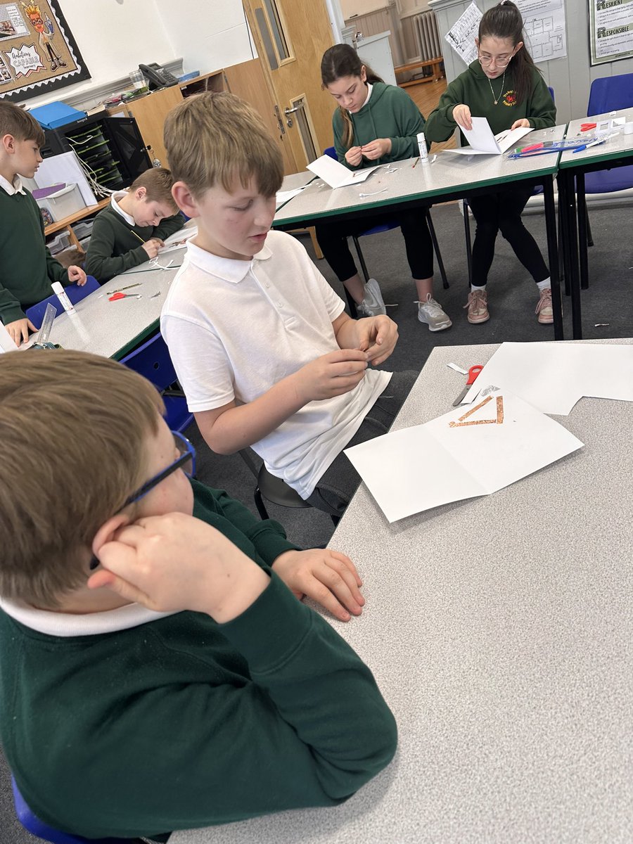 Lots of problem solving h STEM going on today as Dosbarth y Mynydd make their light up Christmas Cards. @csc_stem