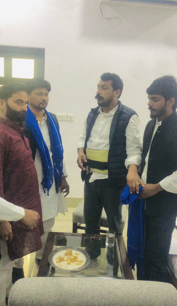 LaviPradhan's tweet photo. आज नगीना सांसद माननीय @BhimArmyChief बड़े भाई चंद्रशेकर आज़ाद जी से उनके संसद आवास पर ख़ास मुलाक़ात कर डॉ॰ग़ालिब चौधरी व रफ़ी त्यागी जी को दर्जनो लोगो के साथ @AzadSamajParty की सदस्यता ग्रहण कराई ! @BASFOriginal 

जय चंद्रशेकर भाई, तय चंद्रशेकर भाई !
 #VijayDiwas #lavipradhan https://t.co/JLwgLSbqD2