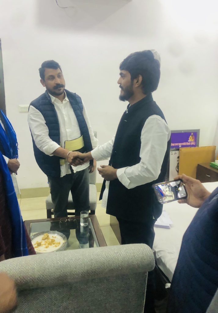 LaviPradhan's tweet photo. आज नगीना सांसद माननीय @BhimArmyChief बड़े भाई चंद्रशेकर आज़ाद जी से उनके संसद आवास पर ख़ास मुलाक़ात कर डॉ॰ग़ालिब चौधरी व रफ़ी त्यागी जी को दर्जनो लोगो के साथ @AzadSamajParty की सदस्यता ग्रहण कराई ! @BASFOriginal 

जय चंद्रशेकर भाई, तय चंद्रशेकर भाई !
 #VijayDiwas #lavipradhan https://t.co/JLwgLSbqD2