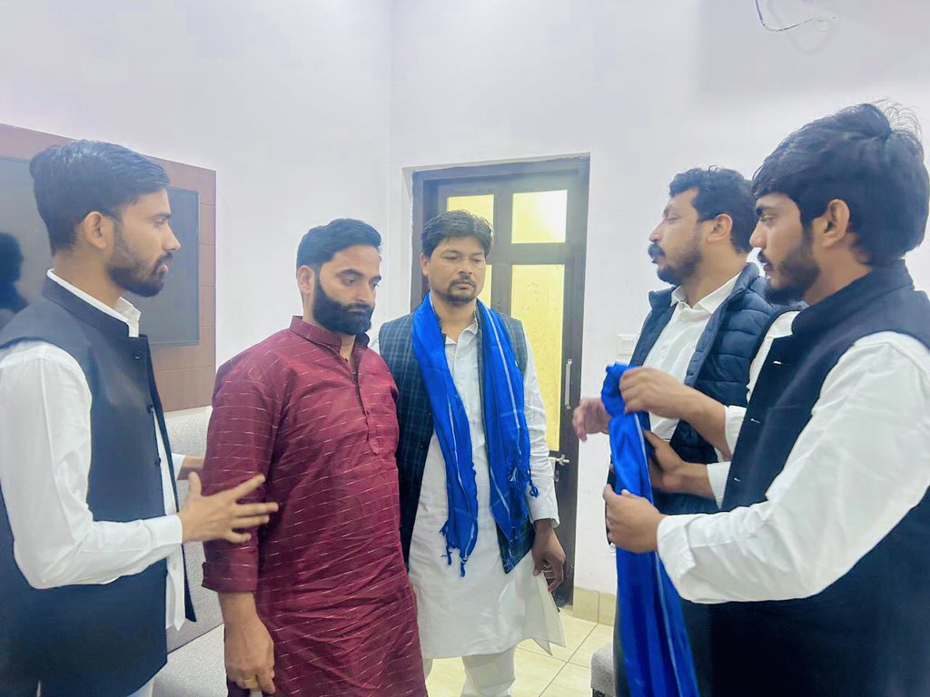 LaviPradhan's tweet photo. आज नगीना सांसद माननीय @BhimArmyChief बड़े भाई चंद्रशेकर आज़ाद जी से उनके संसद आवास पर ख़ास मुलाक़ात कर डॉ॰ग़ालिब चौधरी व रफ़ी त्यागी जी को दर्जनो लोगो के साथ @AzadSamajParty की सदस्यता ग्रहण कराई ! @BASFOriginal 

जय चंद्रशेकर भाई, तय चंद्रशेकर भाई !
 #VijayDiwas #lavipradhan https://t.co/JLwgLSbqD2