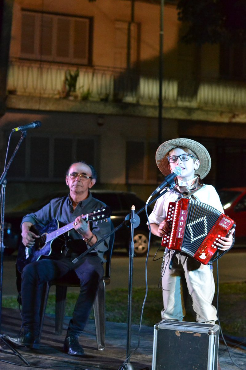 OliveraSandraOk's tweet photo. ¡Cerramos nuestros talleres de Chamamé y Folklore con una gran peña el día de ayer! 
Con música en vivo, stands gastronómicos y mucho más, reconocimos a todos los alumnos que estuvieron durante el año y seguimos reafirmando nuestra propuesta cultural. 💖 https://t.co/UhvsaS1Dfw