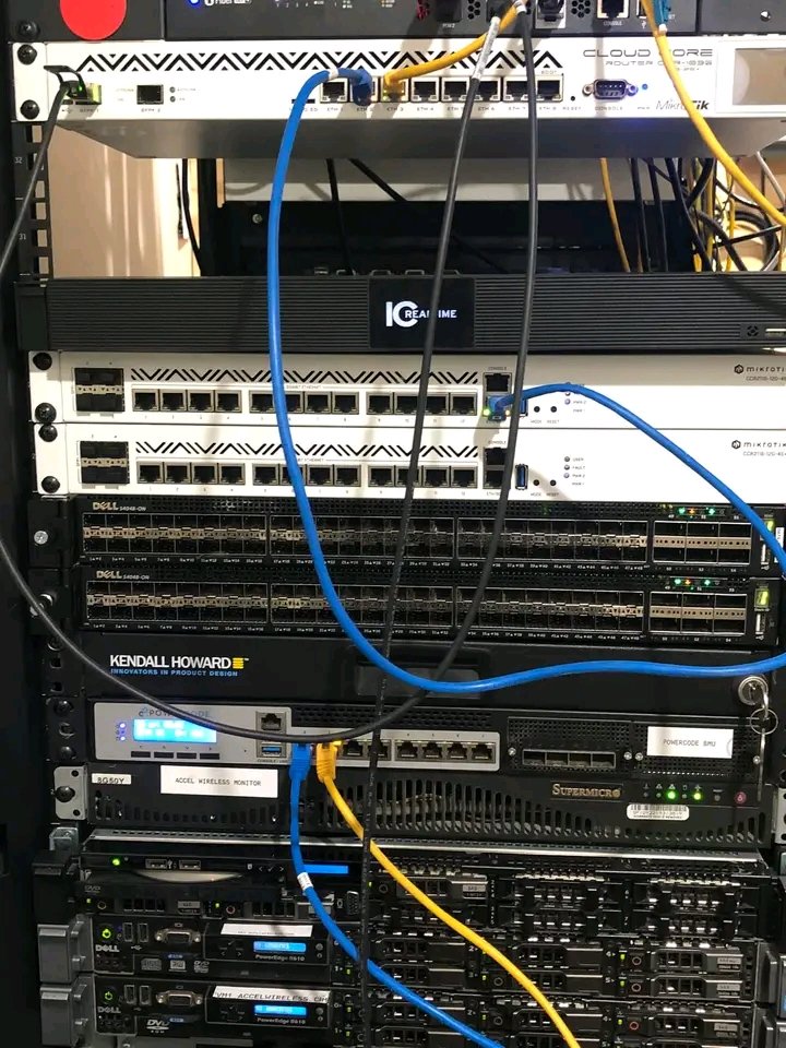 This is what happens when you take your city girlfriend to the village this Christmas season. Akikosa microwave, anawarm chapati using a jiko.