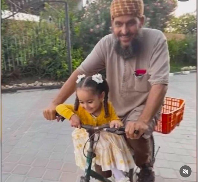 Dünya cennet olmayacak. Cennet olacak olsaydı bu insanlar içinde kalırdı.

Bari en azından zalimlere cehennem olsaydı. O da olmayacak, çoğu hesap vermeden gidiyor.

Ahiret olmasaydı dünya içinde bir dakika durmaya değmezdi.