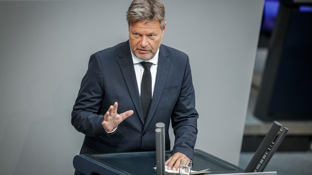 ceddiexe's tweet photo. „Wir haben versucht, die Regierung zu erhalten, auch wenn das der eigenen Partei, dem eigenen Ansehen geschadet hat.“ 
Darf ich vorstellen? Ein Politiker, für den die Sache zählt und nicht parteipolitische Profilierung💚💚💚#Vertrauensfrage https://t.co/oyGb7bqgEr