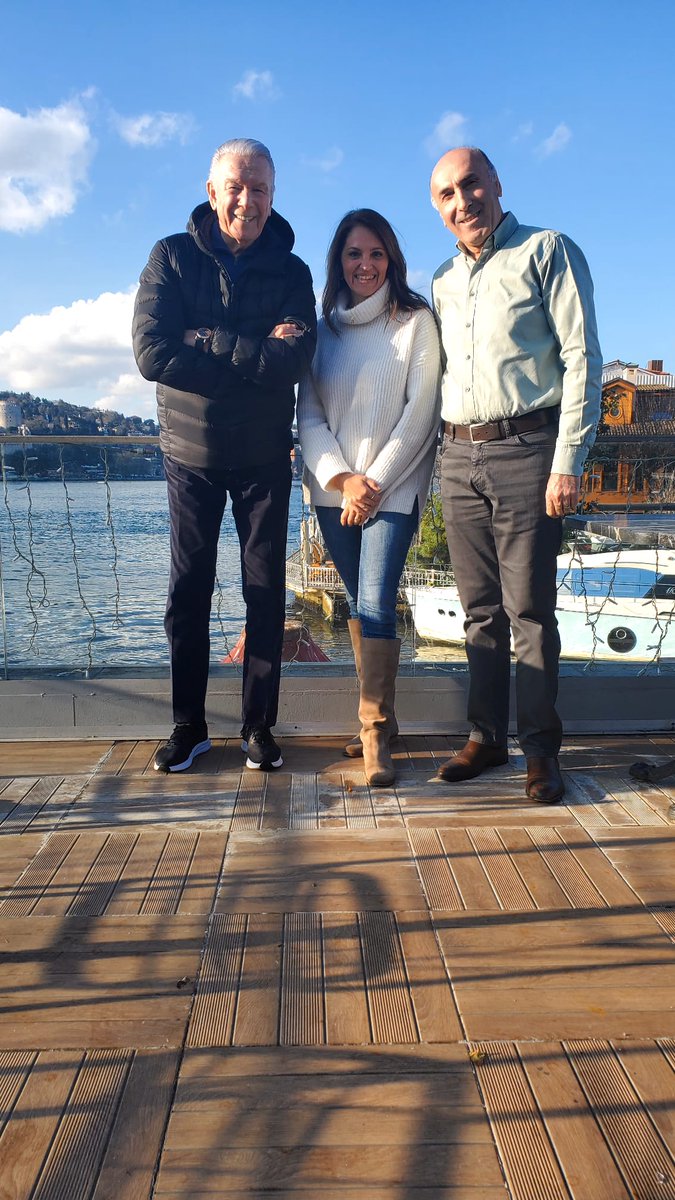 ARENA'nın efsaneleşmeye başladığı yıllarda birlikte çalışma onurunu yaşadığım iki kardeşim; Serap Belet ve Suat Polat'ın ziyaretlerinden büyük mutluluk duydum.
<a href="/SerapBelet/">Serap Belet</a> 
<a href="/suatpolat75/">SuatPolat</a>