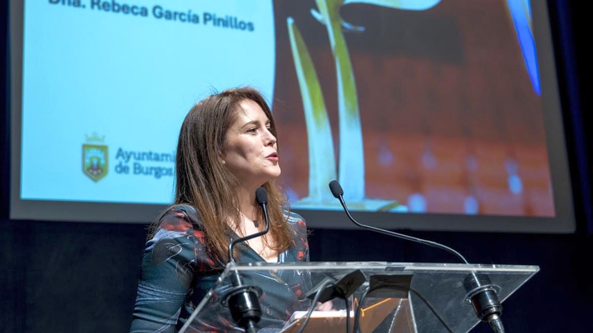 Revista Suis (@revistasuis) on Twitter photo Burgos premia a la veterinaria Rebeca García Pinillos por su trabajo con el IV Congreso One Welfare World <a href="/OneWelfare/">One Welfare</a>. s.mtrbio.com/jhxnaupgct Burgos premia a la veterinaria Rebeca García Pinillos por su trabajo con el IV Congreso One Welfare World <a href="/OneWelfare/">One Welfare</a>. s.mtrbio.com/jhxnaupgct