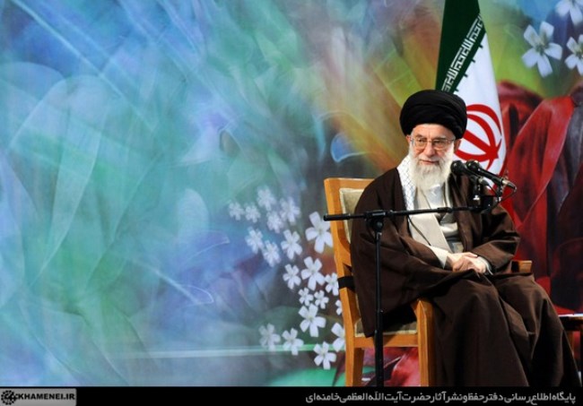 baranebahari313's tweet photo. هر دشمنی که به تو چپ نگاه کند خار میکنم
پوزش به خاک کشم، زندگی اش تار و مار میکنم
سیّدعلی مخور غم یار، ببین از برای تو
عمّارم و به منصب خود افتخار میکنم
#لبیک_یا_خامنه_ای
#نگین_ولایت https://t.co/UQjEkuohyL