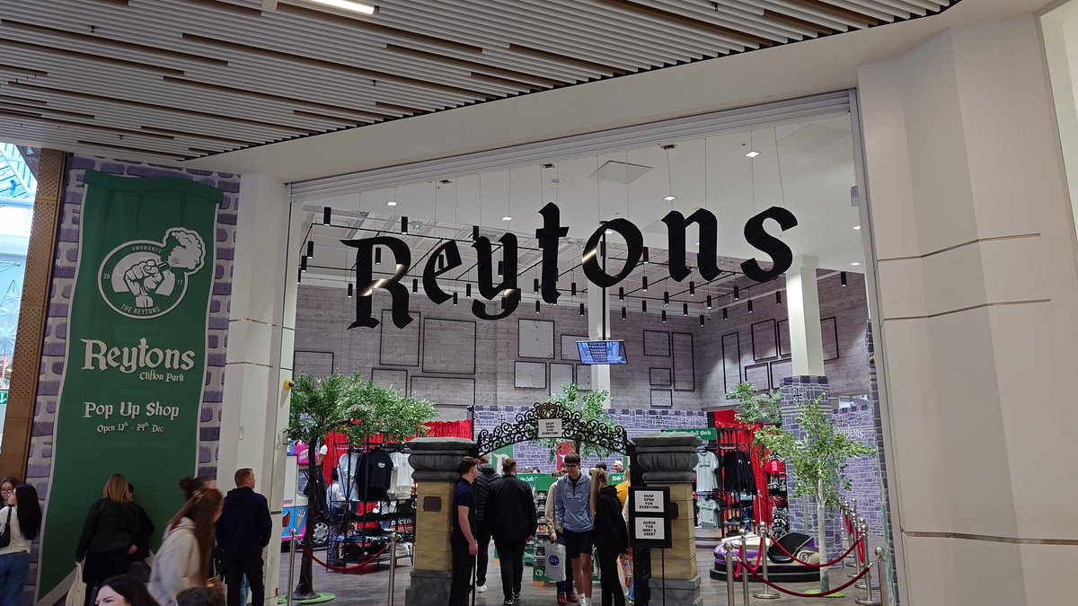 T0mKelly's tweet photo. Another cool @TheReytons pop up shop in @LoveMeadowhall to celebrate the #CliftonParkLiveAlbum release. Loved the hidden rubber ducks idea &amp; Kerry was really nice &amp; helpful in the shop! 💿 🎵 🏰 🦆 #AllReytons #PopUpShop #HookADuck  #ChristmasShoppingDoneZeroHiddenDucksFoundOne https://t.co/GMGqMlEbsC