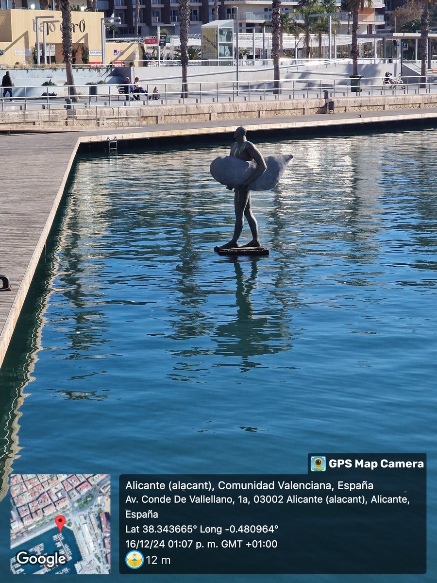mapesi65's tweet photo. Los 1040 hPa del anticiclón que tenemos sobre la Península Ibérica,  al margen de provocar cielos despejados y madrugadas frías en Alicante,  hace que el nivel del mar descienda lo suficiente para que la estatua del surfista del Puerto de Alicante no se moje a los pies. 😉😜 https://t.co/DChUpuNDx2