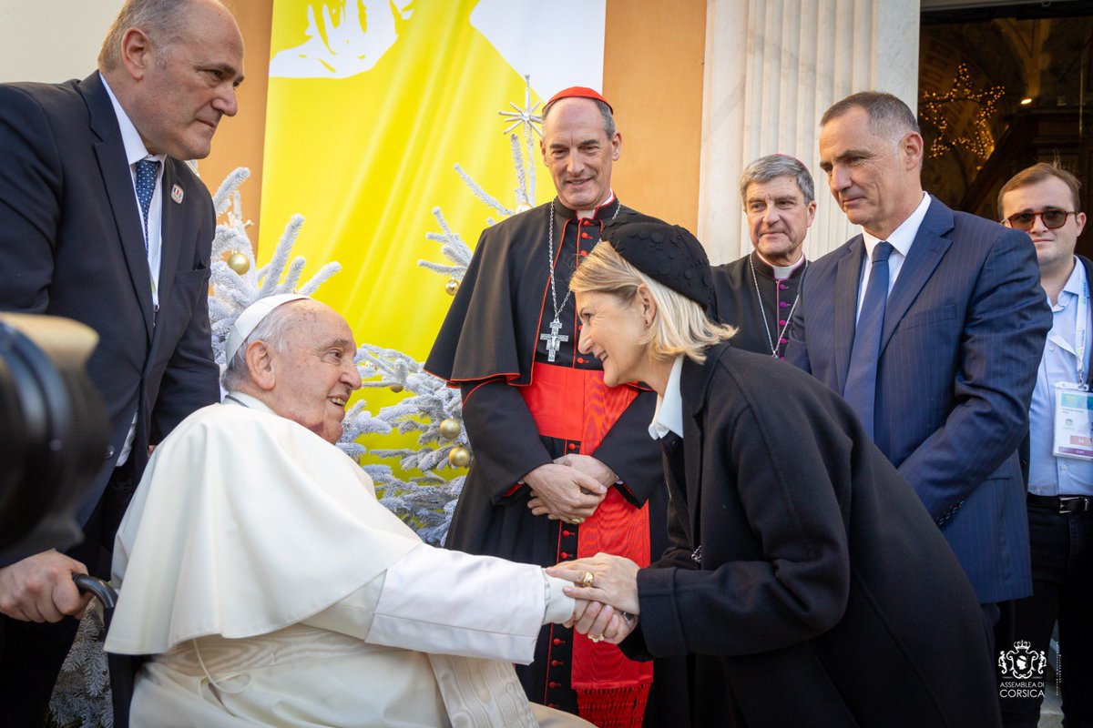 Maupertuis_N's tweet photo. Hier l’heure était à la présence, au partage, à la communion.

Aujourd’hui vient le temps de raconter, avec humilité, une journée qui marquera notre histoire et la mémoire de notre peuple. 

A visita di @Pontifex Papa Francescu in Corsica hà culpitu core è mente d’ognunu, fora di a religione è di l’opinione.

Da i ciucci benedetti à u sguardu di Madama Mari, 108 anni, da i canti à e preghere, da i culori di e nostre cunfraterne à e bandere sventulate, ogni stonda spartuta era grazia è carezza à l’anima.

Je tiens à remercier chaleureusement tous ceux qui ont rendu cette journée possible. En premier lieu notre cardinal François Bustillo et le @dioceseajaccio. Mais aussi la mairie d’Ajaccio et ses agents, la Collectivité de Corse et ses personnels engagés, la Préfecture et tous les services de sécurité et de secours, la CCI ainsi que les confréries sans oublier tous les bénévoles et tous nos chanteurs : votre dévouement et votre travail remarquable dans des délais si courts ont permis à la Corse d’accueillir dignement Sa Sainteté.
Vous pouvez être fiers!

Papa Francescu a déposé en terre de Corse un message fort et puissant, nous rappelant la richesse de nos traditions, l’importance de l’ouverture aux autres, nous mettant en garde contre la tentation de l’exclusion et des divisions et l’utilisation de la foi comme prétexte. 

Hier, c’est bien cela que nous avons montré au monde: un peuple uni, rassemblé dans la ferveur et la joie, un peuple ouvert.
Iè, eri emu vistu un populu corsu fieru, capace è vivu ! 

Papa Francescu, vi ringraziemu di core pè sta stonda storica è magnifica.

Cù tamanta gratitudine, 

Evviva Papa Francescu !
Evviva a Corsica !
Evviva u populu corsu !