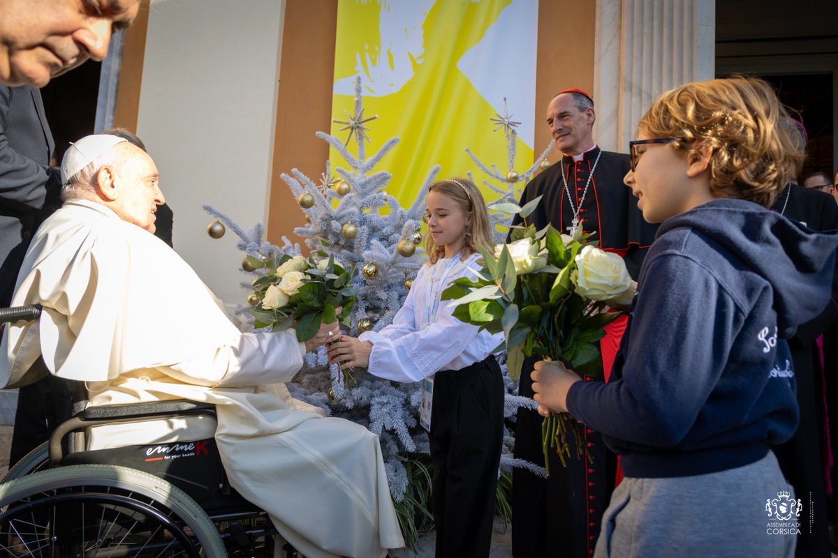 Maupertuis_N's tweet photo. Hier l’heure était à la présence, au partage, à la communion.

Aujourd’hui vient le temps de raconter, avec humilité, une journée qui marquera notre histoire et la mémoire de notre peuple. 

A visita di @Pontifex Papa Francescu in Corsica hà culpitu core è mente d’ognunu, fora di a religione è di l’opinione.

Da i ciucci benedetti à u sguardu di Madama Mari, 108 anni, da i canti à e preghere, da i culori di e nostre cunfraterne à e bandere sventulate, ogni stonda spartuta era grazia è carezza à l’anima.

Je tiens à remercier chaleureusement tous ceux qui ont rendu cette journée possible. En premier lieu notre cardinal François Bustillo et le @dioceseajaccio. Mais aussi la mairie d’Ajaccio et ses agents, la Collectivité de Corse et ses personnels engagés, la Préfecture et tous les services de sécurité et de secours, la CCI ainsi que les confréries sans oublier tous les bénévoles et tous nos chanteurs : votre dévouement et votre travail remarquable dans des délais si courts ont permis à la Corse d’accueillir dignement Sa Sainteté.
Vous pouvez être fiers!

Papa Francescu a déposé en terre de Corse un message fort et puissant, nous rappelant la richesse de nos traditions, l’importance de l’ouverture aux autres, nous mettant en garde contre la tentation de l’exclusion et des divisions et l’utilisation de la foi comme prétexte. 

Hier, c’est bien cela que nous avons montré au monde: un peuple uni, rassemblé dans la ferveur et la joie, un peuple ouvert.
Iè, eri emu vistu un populu corsu fieru, capace è vivu ! 

Papa Francescu, vi ringraziemu di core pè sta stonda storica è magnifica.

Cù tamanta gratitudine, 

Evviva Papa Francescu !
Evviva a Corsica !
Evviva u populu corsu !