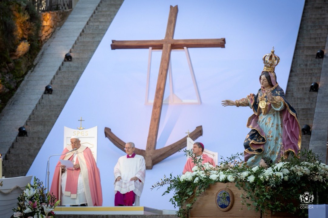 Maupertuis_N's tweet photo. Hier l’heure était à la présence, au partage, à la communion.

Aujourd’hui vient le temps de raconter, avec humilité, une journée qui marquera notre histoire et la mémoire de notre peuple. 

A visita di @Pontifex Papa Francescu in Corsica hà culpitu core è mente d’ognunu, fora di a religione è di l’opinione.

Da i ciucci benedetti à u sguardu di Madama Mari, 108 anni, da i canti à e preghere, da i culori di e nostre cunfraterne à e bandere sventulate, ogni stonda spartuta era grazia è carezza à l’anima.

Je tiens à remercier chaleureusement tous ceux qui ont rendu cette journée possible. En premier lieu notre cardinal François Bustillo et le @dioceseajaccio. Mais aussi la mairie d’Ajaccio et ses agents, la Collectivité de Corse et ses personnels engagés, la Préfecture et tous les services de sécurité et de secours, la CCI ainsi que les confréries sans oublier tous les bénévoles et tous nos chanteurs : votre dévouement et votre travail remarquable dans des délais si courts ont permis à la Corse d’accueillir dignement Sa Sainteté.
Vous pouvez être fiers!

Papa Francescu a déposé en terre de Corse un message fort et puissant, nous rappelant la richesse de nos traditions, l’importance de l’ouverture aux autres, nous mettant en garde contre la tentation de l’exclusion et des divisions et l’utilisation de la foi comme prétexte. 

Hier, c’est bien cela que nous avons montré au monde: un peuple uni, rassemblé dans la ferveur et la joie, un peuple ouvert.
Iè, eri emu vistu un populu corsu fieru, capace è vivu ! 

Papa Francescu, vi ringraziemu di core pè sta stonda storica è magnifica.

Cù tamanta gratitudine, 

Evviva Papa Francescu !
Evviva a Corsica !
Evviva u populu corsu !