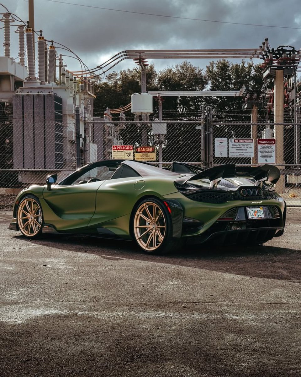 duPontREGISTRY's tweet photo. 2022 McLaren 765LT Spider loaded with almost $200k in options!

Presented in Satin Urban Green and features one-piece HRE Forged satin bronze wheels and a Novitec carbon hood 🔥 https://t.co/W9J2ihSTXQ